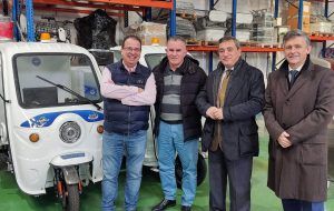 Instalaciones de Fabrez. en la foto, el secretario general de AECIM, el consejero de fabrez y el controller financiero de fabrez